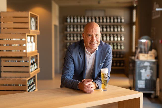 Feldschlösschen-CEO Thomas Amstutz hat den Sieg, wie könnte es anders sein, mit einem Feldschlösschen begossen.