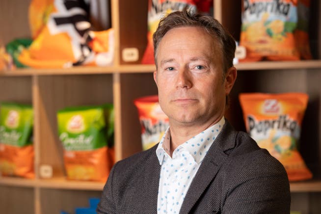 Christoph Zweifel, CEO Zweifel Pomy Chips AG, hat die erste Halbzeit selbst Sport getrieben, ab der zweiten dann aber mit seinen Badminton-Kollegen mitgefiebert.