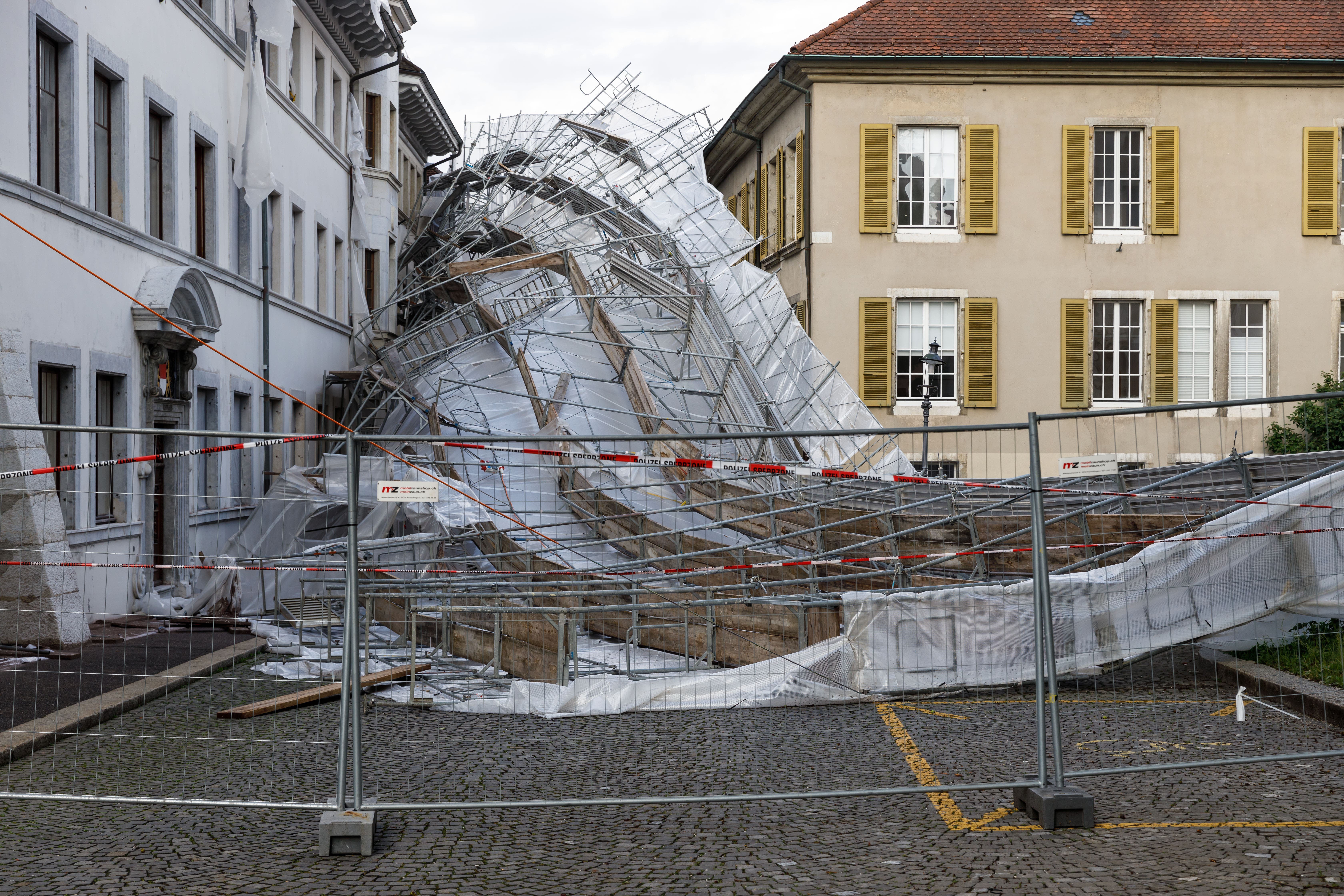 Umgestürztes Baugerüst beim Rathaus Solothurn.