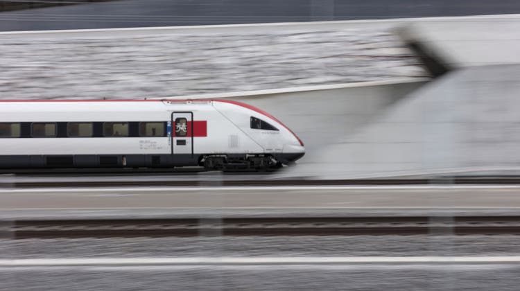 Mit dem Zug ist man spätestens seit der Eröffnung des Gotthard-Basistunnels schneller im Tessin. (Keystone)