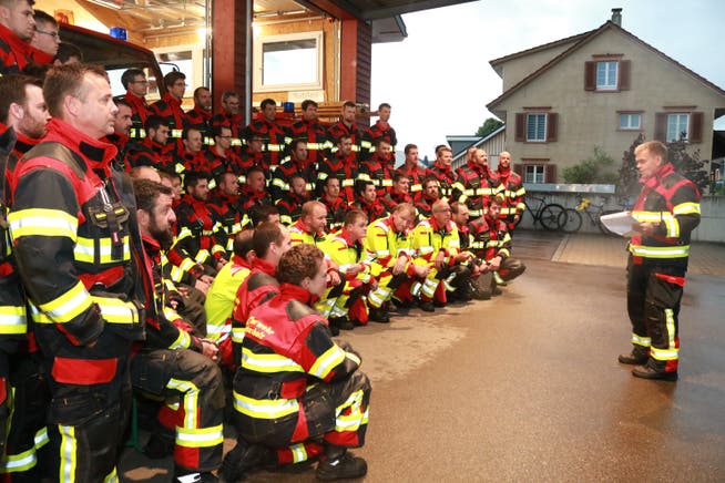 Vor der Übung nehmen die Angehörigen der Feuerwehr Felsenholz am Montagabend die neue Schutzkleidung in Empfang.