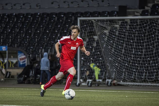 Jonas Fricker im Dress des FC Nationalrat - dort spielen auch einige ehemalige Parlamentarier noch mit.