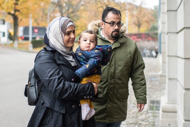 Die syrische Mutter mit ihrem Mann und ihrem jüngsten Sohn vor einer Gerichtsverhandlung.
