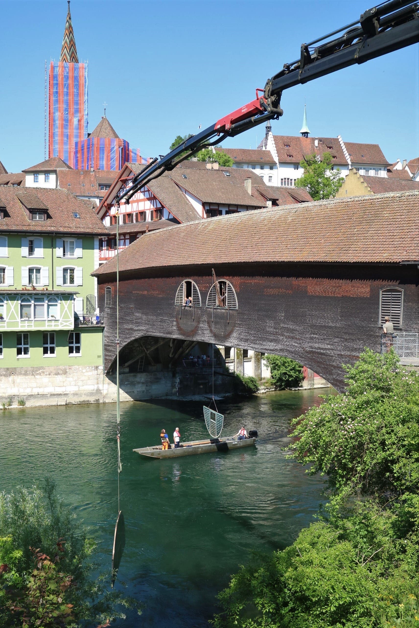 Den Kran hat Künstler Vincento Baviera eigens für die Montage des «Flussobservatoriums» entwickelt.