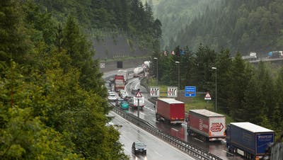 LKWs, die durch die Alpen fahren, müssen künftig technisch besser ausgerüstet sein. (Keystone)