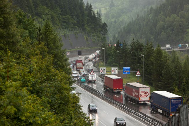 LKWs, die durch die Alpen fahren, müssen künftig technisch besser ausgerüstet sein. 
