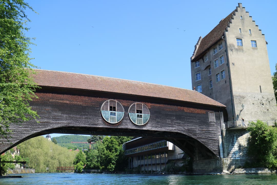 Nach der erfolgreichen Montage: Die alte Holzbrücke hat wieder Augen.