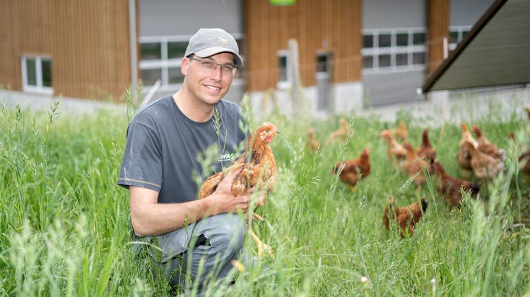 David Werner mit einem seiner Biomasthühner auf dem Hof in Wäldi. (Bild: Arthur Gamsa)