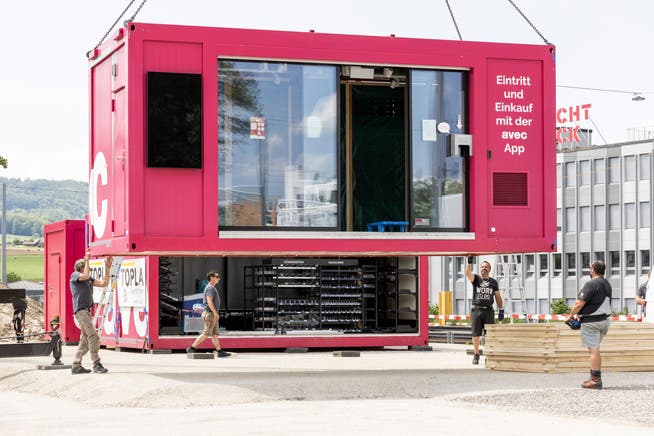 Mitarbeiter von Topla platzieren die aus Containern bestehende Avec-Box auf dem Luberzenareal in Urdorf. Auf 41 Quadratmetern wird ab Ende Juni autonomes und zeitunabhängiges Einkaufen möglich. 