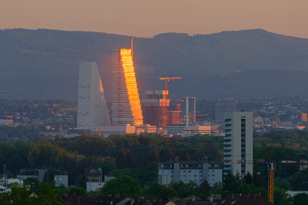 Die Sonne scheint auf die Roche-Türme in Basel ...