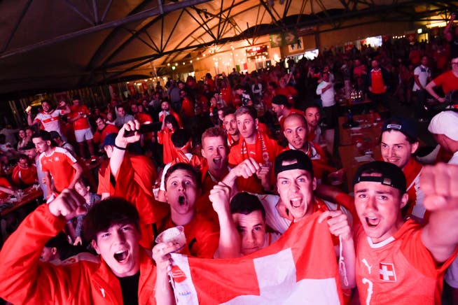 Schweizer Fans beim Public Viewing in der Kreuzlinger Bodensee-Arena.