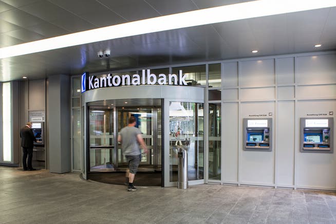 Eingang zum Hauptsitz der Luzerner Kantonalbank.