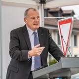 Umweltdirektor Stephan Attiger plant unter anderem eine Dekarbonisierung des Verkehrs - also weniger Autos mit Verbrennungsmotoren auf Aargauer Strassen. (Chris Iseli / WYS)