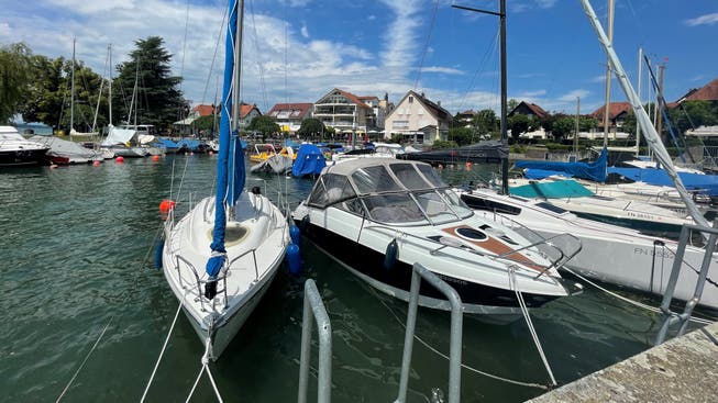 Harbor in Hagnau: If you don't have your own boat, you can get on a liner to Altnau (Thurgau), among other things.