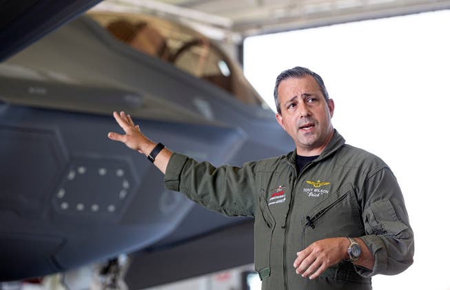 Tony Wilson preist in Fort Worth den Kampfjet F-35 Lightning II an.