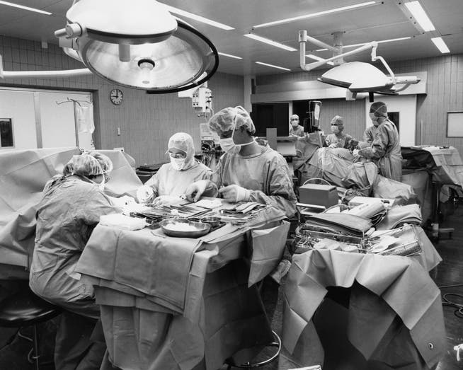 Heute kaum mehr vorstellbar: zwei Operationen gleichzeitig im selben Operationssaal; Bild undatiert.