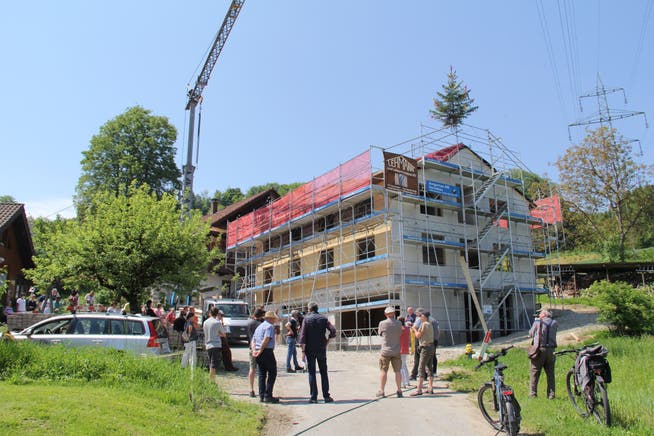 Drei der vier Häuser will die Maia-Stiftung in Wislikofen ersetzen. Das erste konnte kürzlich Aufrichte feiern.