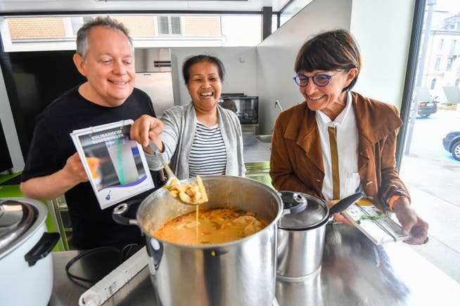 Thomas und Rattana Mem Niederberger und Dorena Raggenbass probieren das rote Curry - Kaeng Gkai