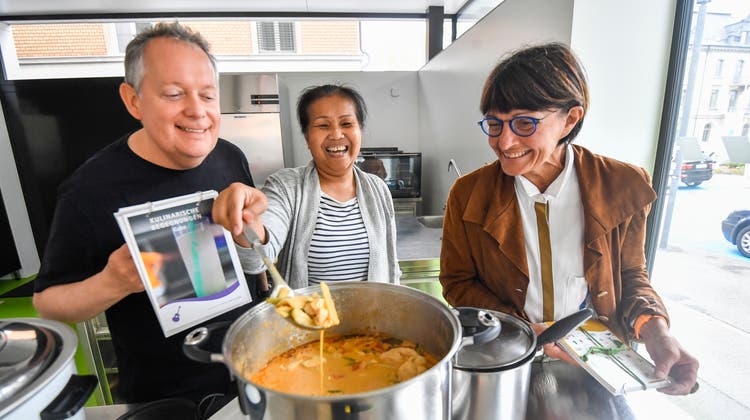 Thomas und Rattana Mem Niederberger und Dorena Raggenbass probieren das rote Curry - Kaeng Gkai (Bild: Donato Caspari)