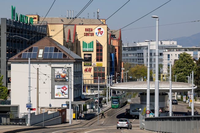 Die Zahl der Grenzgängerinnen und Grenzgänger nimmt wieder zu. Auf dem Bild der Grenzübergang Basel Hiltalingerstrasse mit dem Rheincenter im Hintergrund.