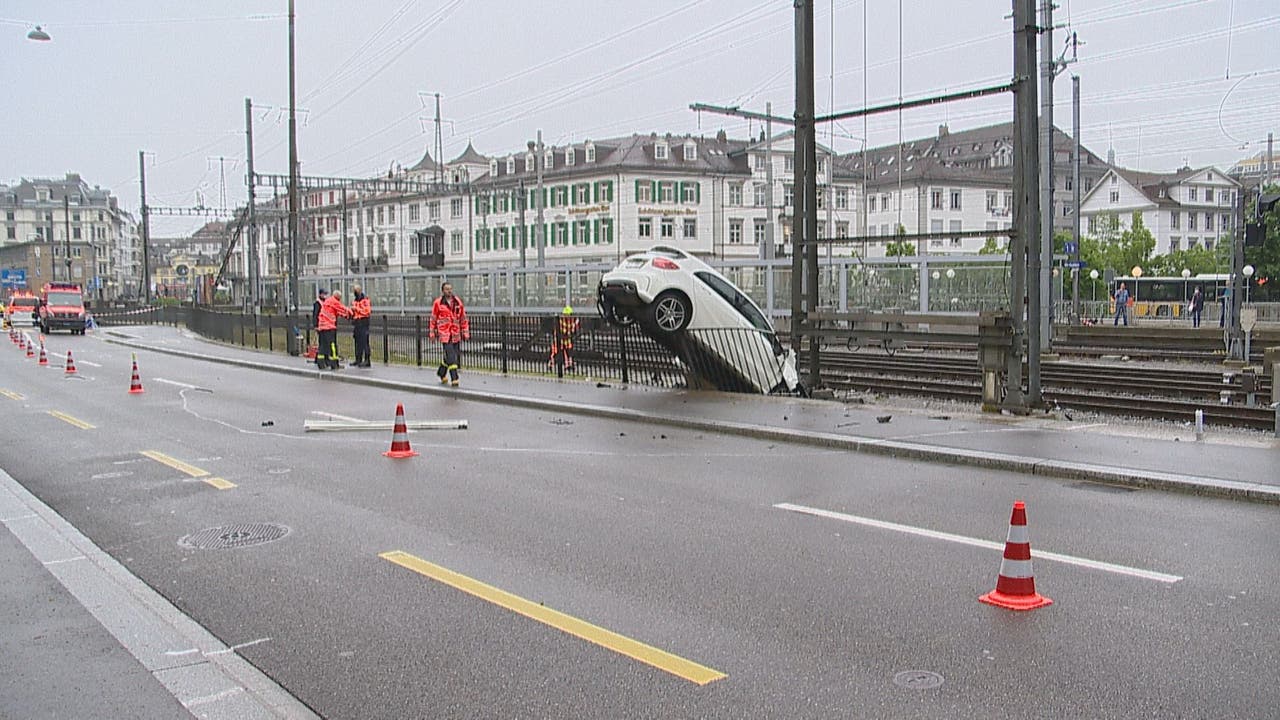 Ein A-Klasse-Mercedes mit Thurgauer Kennzeichen durchbrach die Abschrankung zum Gleis und blieb stecken. 