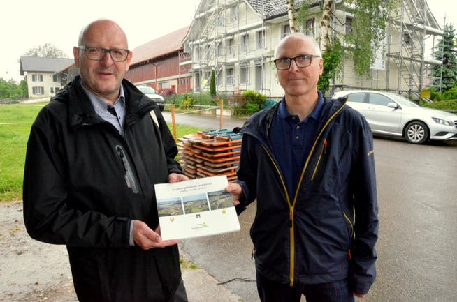 Werner Warth und Martin Imboden mit der Wuppenauer Festschrift.