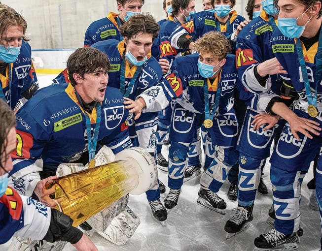 Jan Rutz (mit Pokal) feierte vergangene Saison mit den U20-Elit-Junioren des EV Zug den Meistertitel.