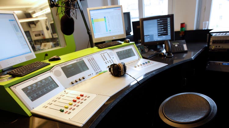 Ein Mikrofon haengt im Studio von Radio Energy am Freitag, 31. Oktober 2008 in Zuerich. (KEYSTONE/Alessandro Della Bella) (Alessandro Della Bella / KEYSTONE)