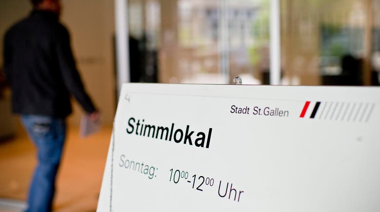 Stimmlokal im Rathaus St.Gallen: Der St.Galler Kantonsrat lehnt die Einführung des Ausländerstimmrechts auf kommunaler Ebene ab. (Bild: Ennio Leanza/ Keystone)