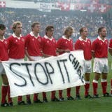 Ein Auftritt mit Konsequenzen: Die Schweizer Nati demonstrierte vor dem EM-Qualifikationsspiel in Göteborg am 6. September 1995 mit einem Transparenz gegen die atomaren Versuche von Frankreich im Südpazifik. (Keystone)