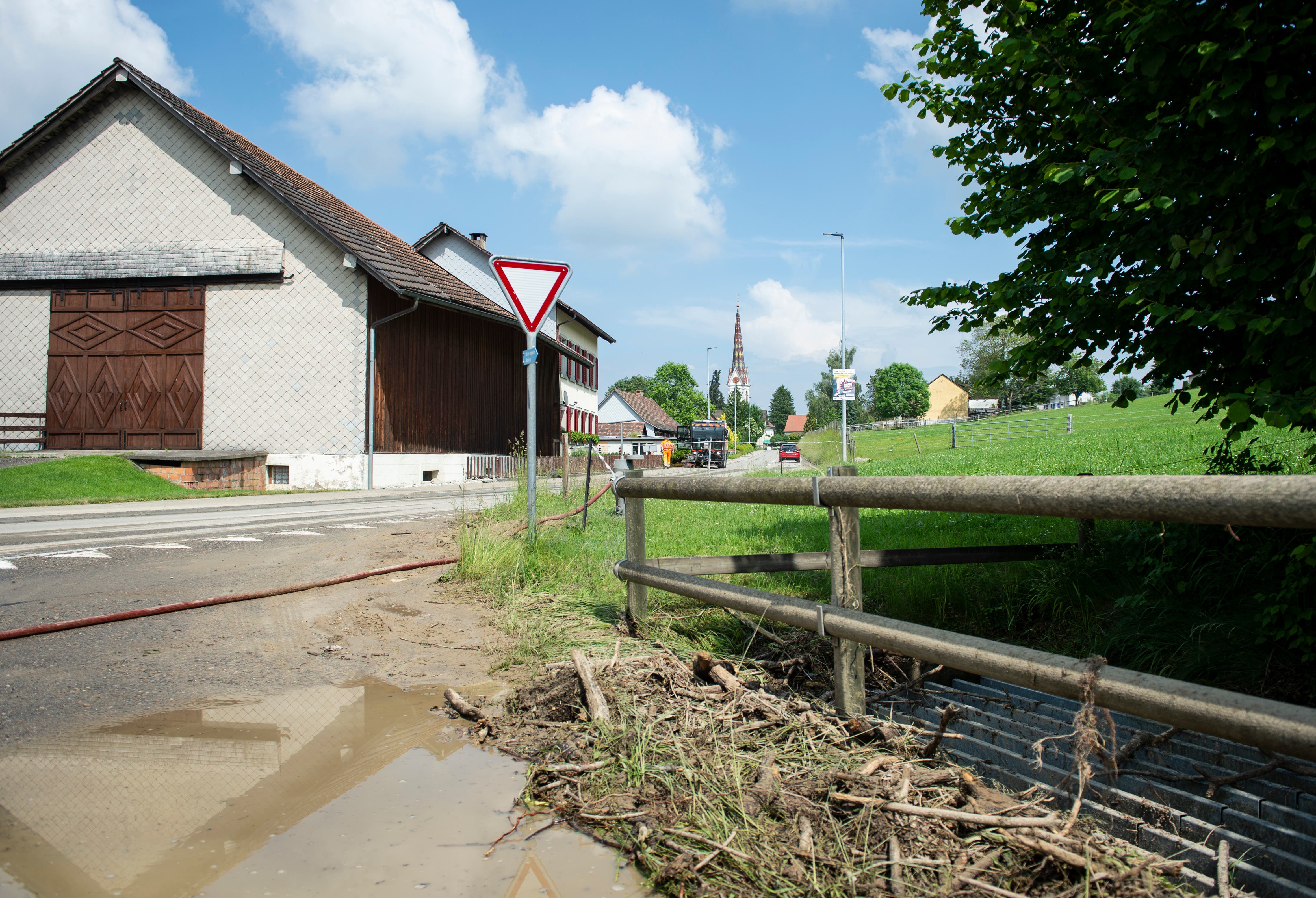 Hugelshofen wurde über Nacht überschwemmt. Die Spuren sind überall sichtbar. 