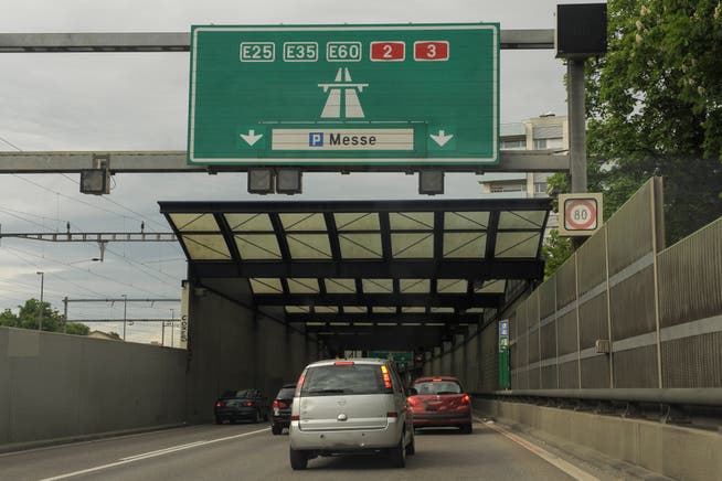 Mit rund 100'000 Fahrzeugen pro Tag gehört die Osttangente der A2 zu den am stärksten befahrenen Autobahnteilstücken der Schweiz. Die Anwohner fordern hier seit Jahren einen besseren Lärmschutz.