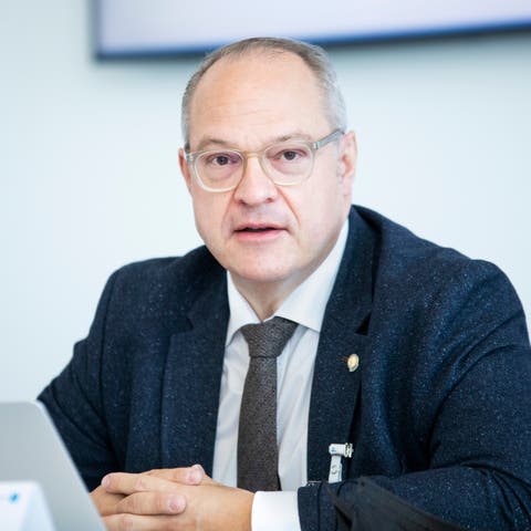 Christoph B. Egger, stv. CEO, verlässt das Spital ebenfalls.