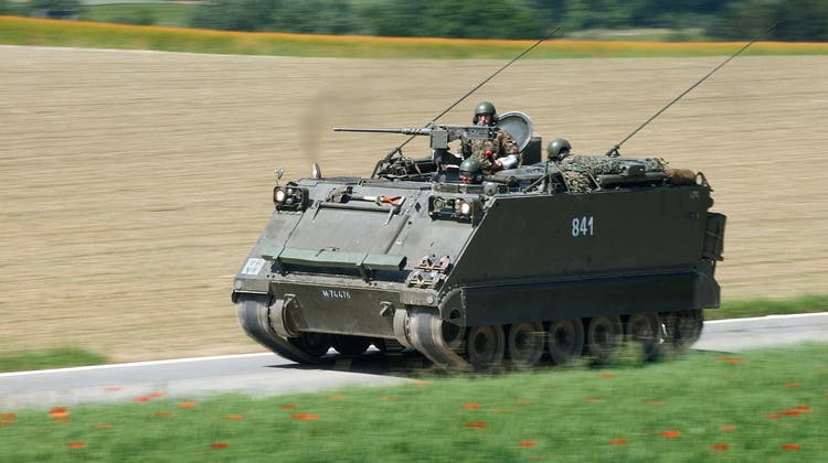 Die Schweizer Armee will die alten Schützenpanzer M113 ersetzen. SP und Grüne wollen das Geld lieber für energieeffizientere Gebäude einsetzen, unter anderem am Waffenplatz Frauenfeld. (Bild: Gaetan Bally / KEYSTONE)