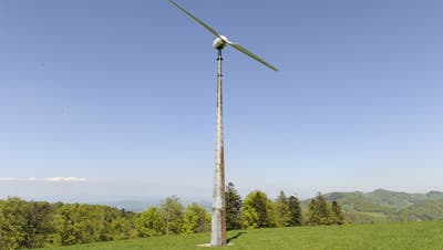 Die WKA Sool war die erste netzgekoppelte Windkraftanlage der Schweiz. Doch 2019 ging sie kaputt, die Reparatur lohnt sich nicht mehr. (Kenneth Nars)
