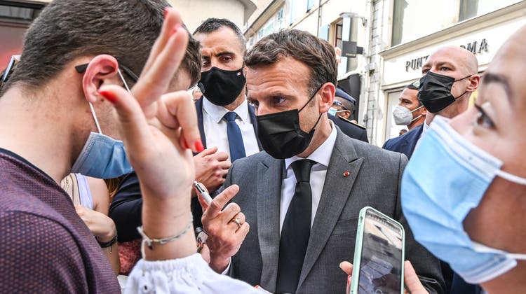 Eine Herausforderung für seine Sicherheitsleute: Emmanuel Macron sucht den engen Kontakt zur Bevölkerung. (Philippe Desmazes / EPA)