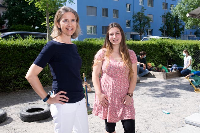 Melanie Storz (rechts) und Krippenleiterin Nadia Rey im Chinderdschungel in Baden. Auch im Aussenbereich der Kita gilt Maskenpflicht. Fürs Foto haben sie diese kurz abgenommen.