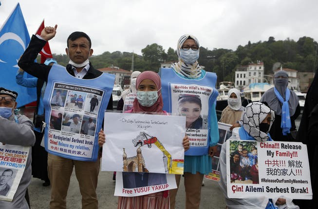 In der Türkei lebende Angehörige der uigurischen Volksgruppe protestieren vor dem chinesischen Konsulat. 
