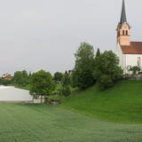 Der hintere Teil der Hangkante (links) hinter der Kirche in Fischbach-Göslikon wird nur teilweise zur Grünzone. (Marc Ribolla)