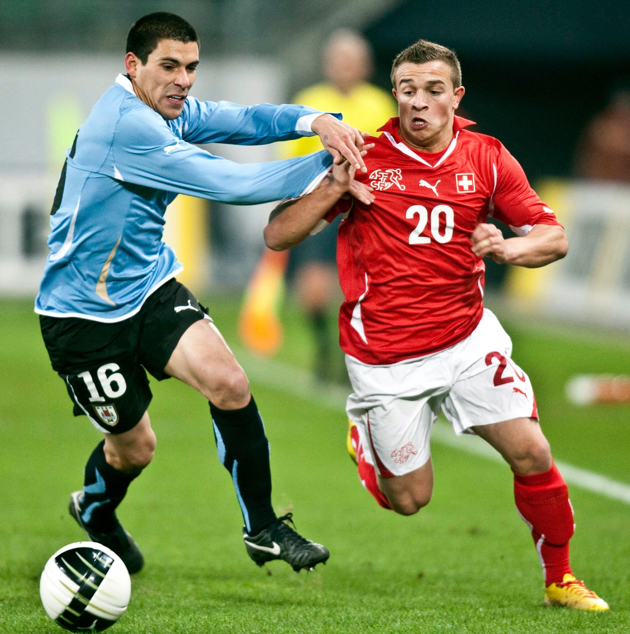 2010, Schweiz - Uruguay: Im März debütiert Shaqiri 18-jährig unter Trainer Ottmar Hitzfeld für die Schweiz. In der Folge darf er sogar mit an die WM.