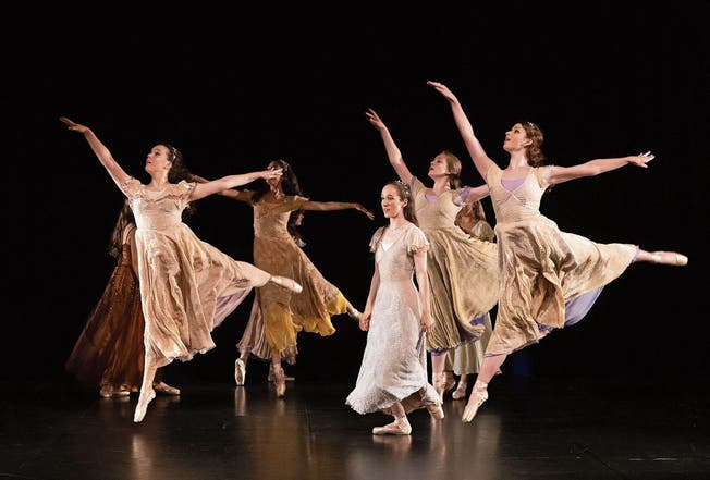 Vorprofessionelle Tänzerinnen des Dance Studio Olten zeigen die Choreografie «Cinderella und ihre Schwestern».
