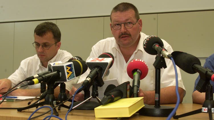 Medienkonferenz am 5. Juli 2001: im Vordergrund Kripo-Chef Daniel Bussmann, links Amtsstatthalter Orvo Nieminen. (Bild: Ruth Tischler)