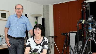 Ernst und Charlotte Flury im Fotostudio in Bettlach, wo Ernst Flury seine aufwendigen Aufnahmen realisiert. (Oliver Menge)