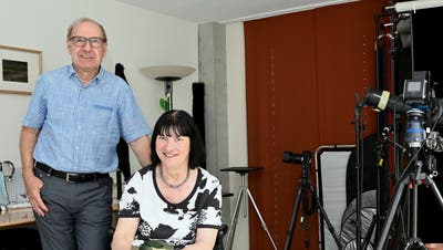 Ernst und Charlotte Flury im Fotostudio in Bettlach, wo Ernst Flury seine aufwendigen Aufnahmen realisiert. (Oliver Menge)