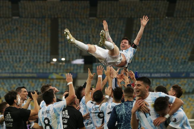 Die Spieler Argentiniens feiern nach dem Sieg ihren Captain Lionel Messi.