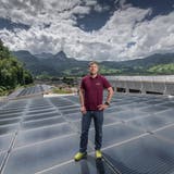 Remo von Ah, Präsident der Korporation Giswil, auf dem mit Solarzellen bestückten Dach des Heizwerkes im korporationseigenen Industriegebiet Gorgen. (Bild: Pius Amrein (Giswil, 9. Juli 2021))