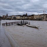 Rhein führt Hochwasser, Rhein bei der Kaserne, Fährbetrieb ist eingestellt, Steg zur Fähre nicht mehr zu erreichen (Kenneth Nars / BLZ)
