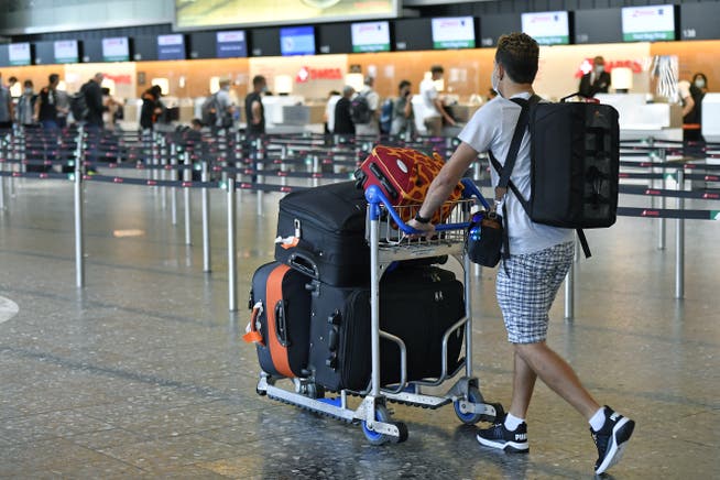 Die Passagierzahlen am Flughafen Zürich vom Juni bleiben deutlich hinter dem Stand von vor der Pandemie. (Symbolbild)