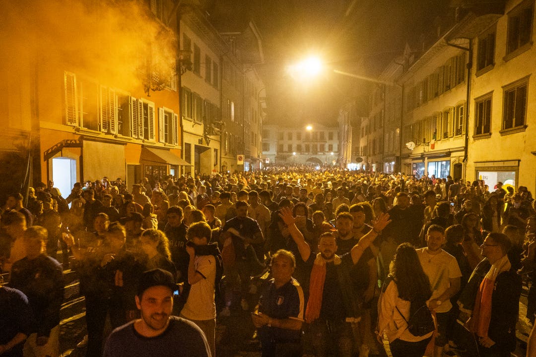 Die Aarauer Altstadt, gefüllt mit italienischen Fans.