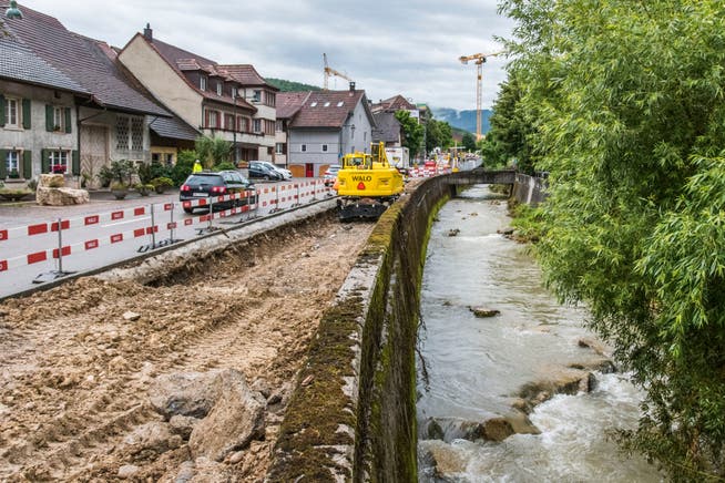 Hochwasser haben im Juni im Waldenburgertal grosse Schäden verursacht (im Bild die Baustelle der Waldenburgerbahn und die Frenke in Hölstein). Mehrere Schutzprojekte sollen nun Abhilfe schaffen.